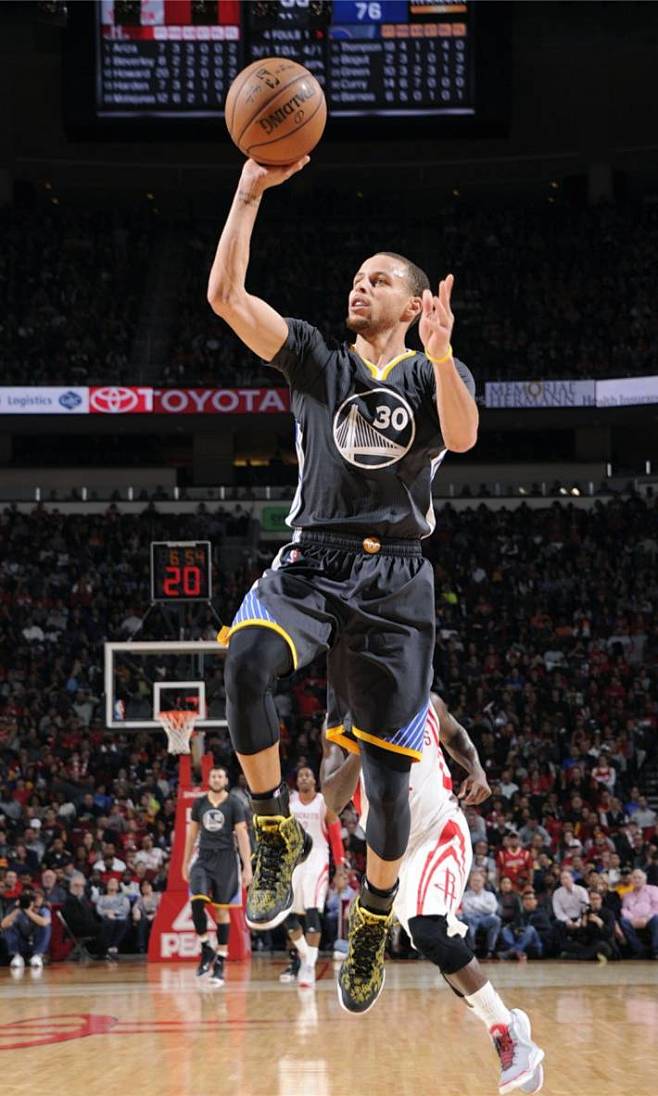 体图：厄兹詹将自由身离队，多特原本能用他加1000万签谢尔基（体图：厄兹詹或将自由身离队，多特曾可用其外加1000万签下谢尔基）