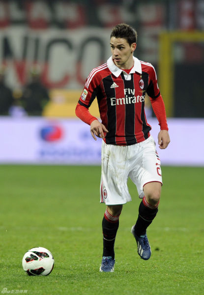 记者：新国足将在来年1月集训，多数30岁以上球员或淡出（新国足明年1月集训启动，30岁以上球员或将逐步淡出）