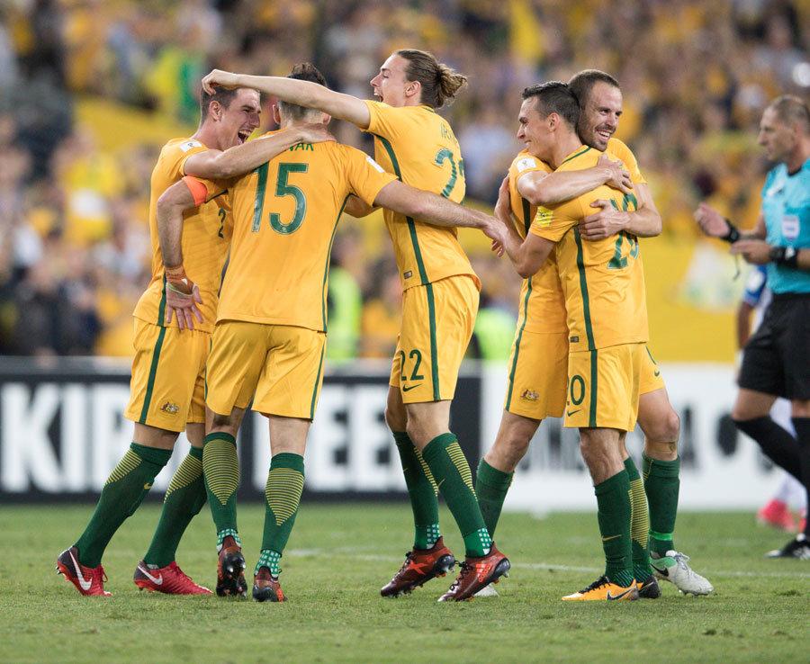 王楚钦避免0-3完败！樊振东队长也学会抓他漏洞，球迷炮轰教练组（王楚钦惊险躲过0-3惨败！队长樊振东抓准其短板，球迷怒斥教练组）