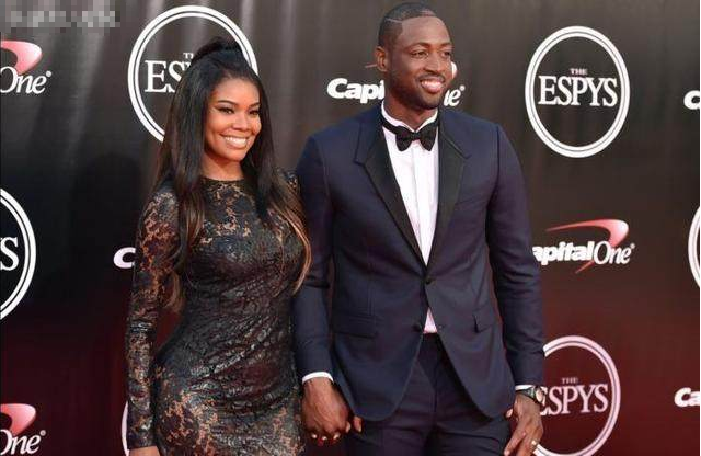 不够冷静！达米安·琼斯被犯规 原地暴扣+回替补席激烈抗议吃T（情绪失控！达米安·琼斯遭犯规仍原地暴扣，回替补席激烈抗议被判技术犯规）