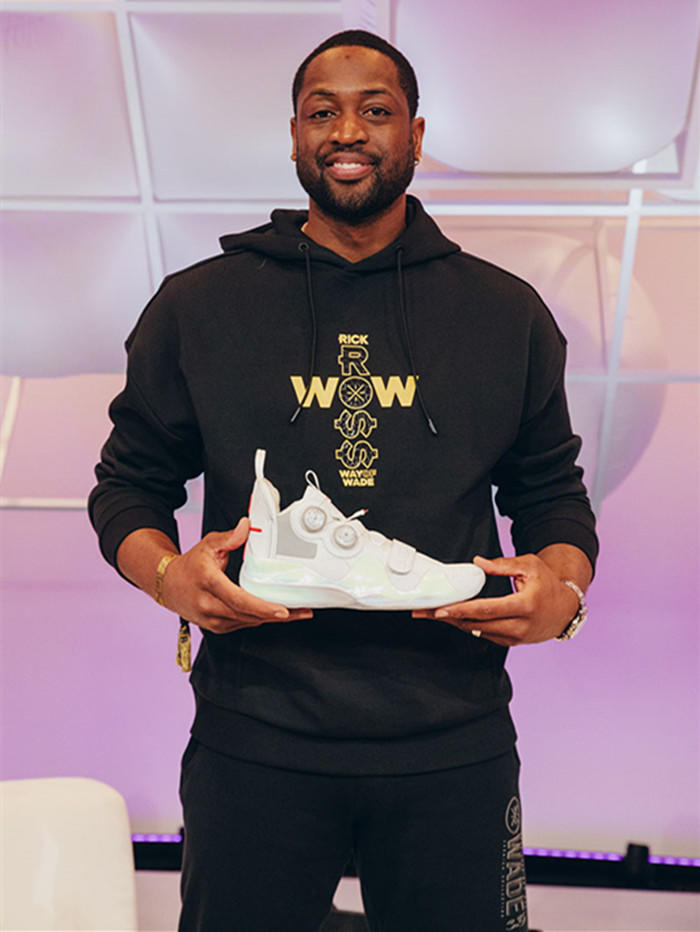 滇超联赛昆明队抵保山获赠小粒咖啡非遗周边（滇超昆明队抵达保山，获赠小粒咖啡非遗文创周边）