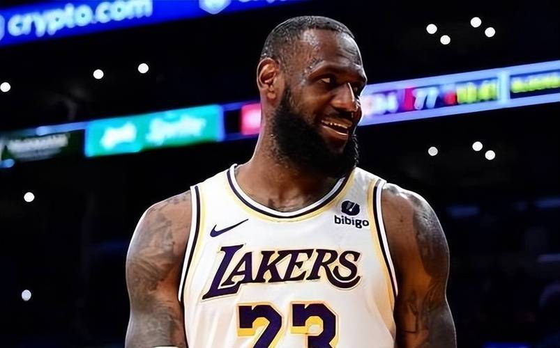 埃迪的足球才华与生存之道（埃迪的球场天赋与求生之道）