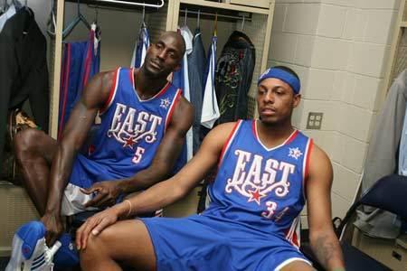 从埃夫勒街区到足球界巅峰：记登贝莱和乌帕梅卡诺的友谊（埃夫勒到足坛之巅：登贝莱与乌帕梅卡诺的同路传奇）