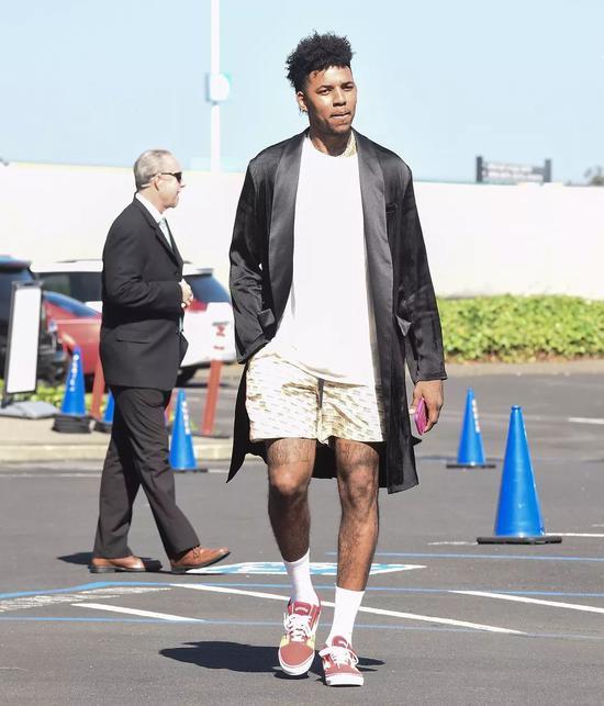 齐沃：劳塔罗被外界持续批评并不公平，他在德比前两天发烧了（齐沃：对劳塔罗的持续批评不公，他在德比前两天还发过烧）