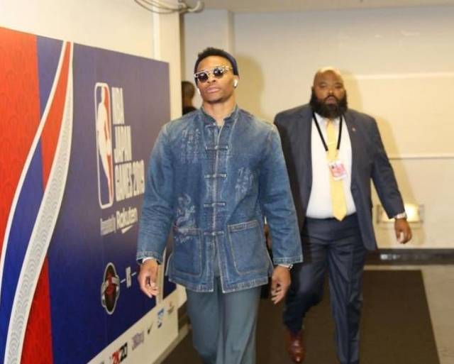 曼城斯特林关键进球锁定三分（斯特林制胜球助曼城全取三分）