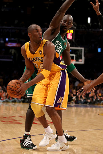 状态不错！詹姆斯半场11中5拿到18分3助攻（詹姆斯半场11投5中砍下18分3助攻，手感在线）