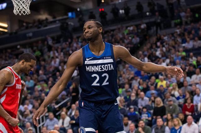 篮球湖人新秀完成生涯首次双双（湖人新秀迎来生涯首个两双）