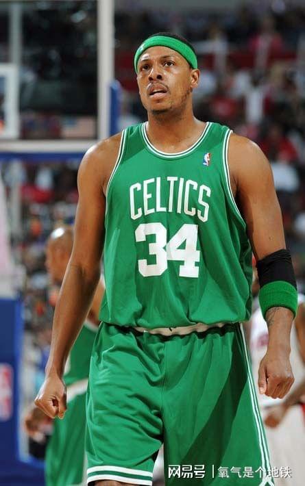 库里战靴的圣诞限定，球鞋爱好者期待已久（备受鞋迷期待的库里圣诞限定战靴）